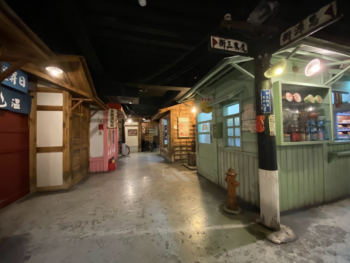 虎牌米粉那個年代觀光工廠室內復古街道全景