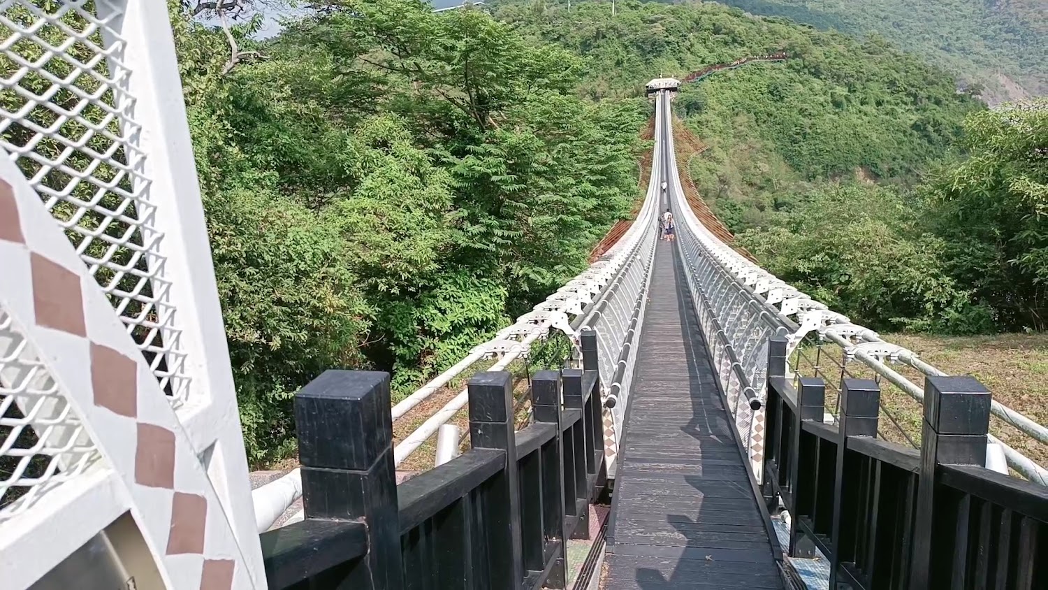 山川琉璃吊橋橋面與森林景色
