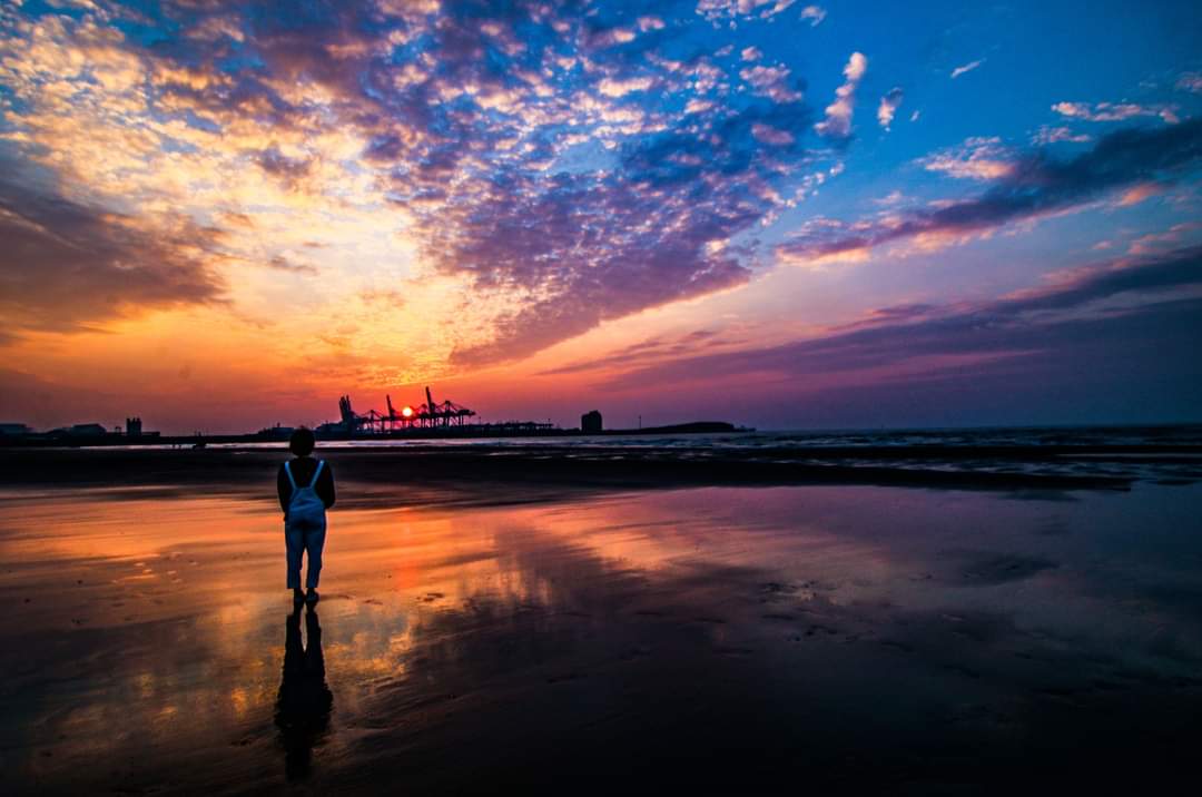 八里北堤沙灘夕陽與沙灘人物
