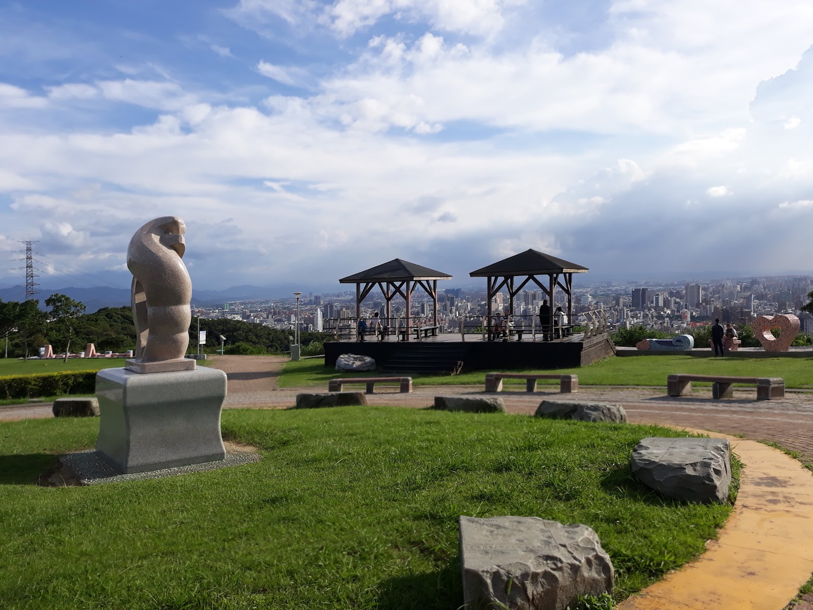 虎頭山公園山頂觀景台，石雕藝術品，涼亭，俯瞰桃園市區天際線，視野遼闊