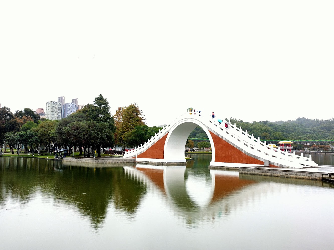 大湖公園白色拱橋與湖景