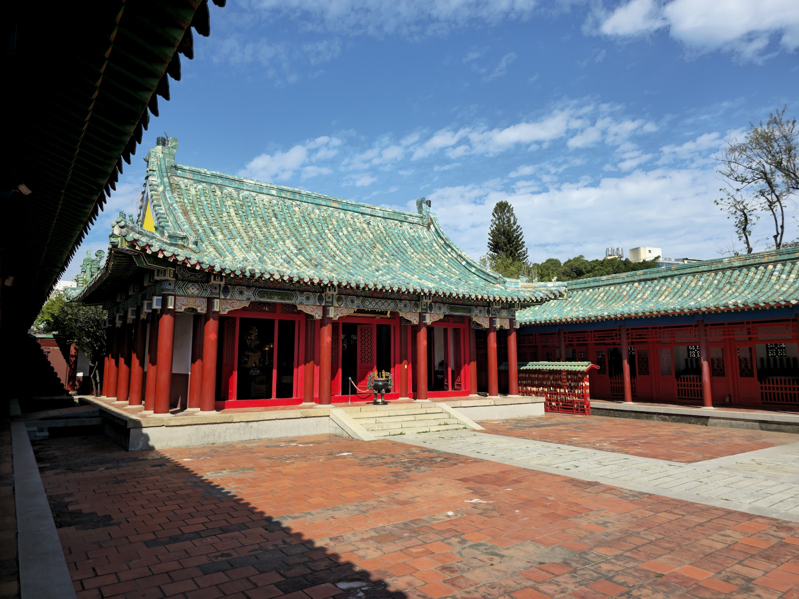 台南延平郡王祠廟殿正面全景，廊柱廟頂廣場