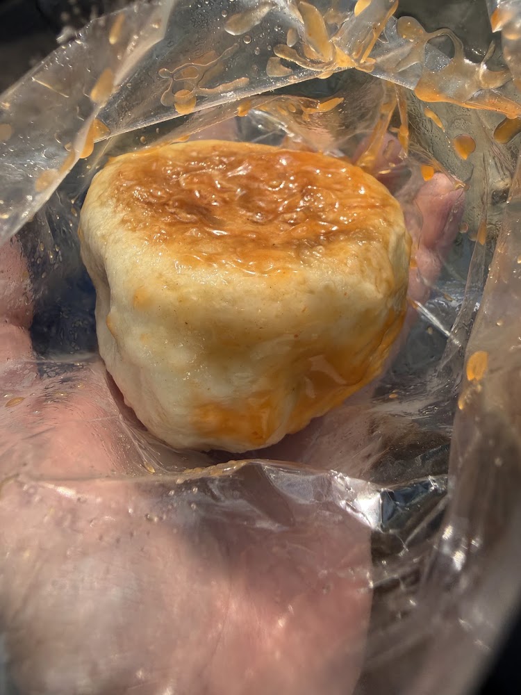 外皮煎得金黃的包子放入透明塑膠袋