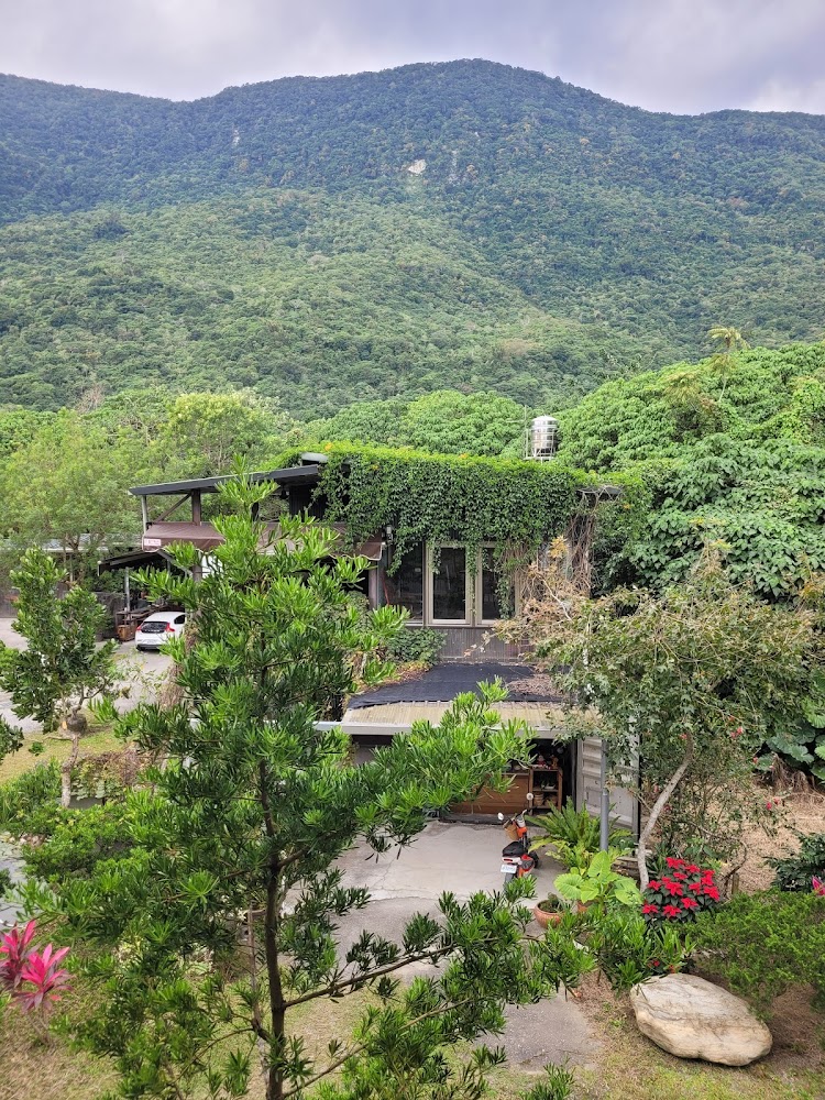 綠色山林前的小好美廚房與庭院景色