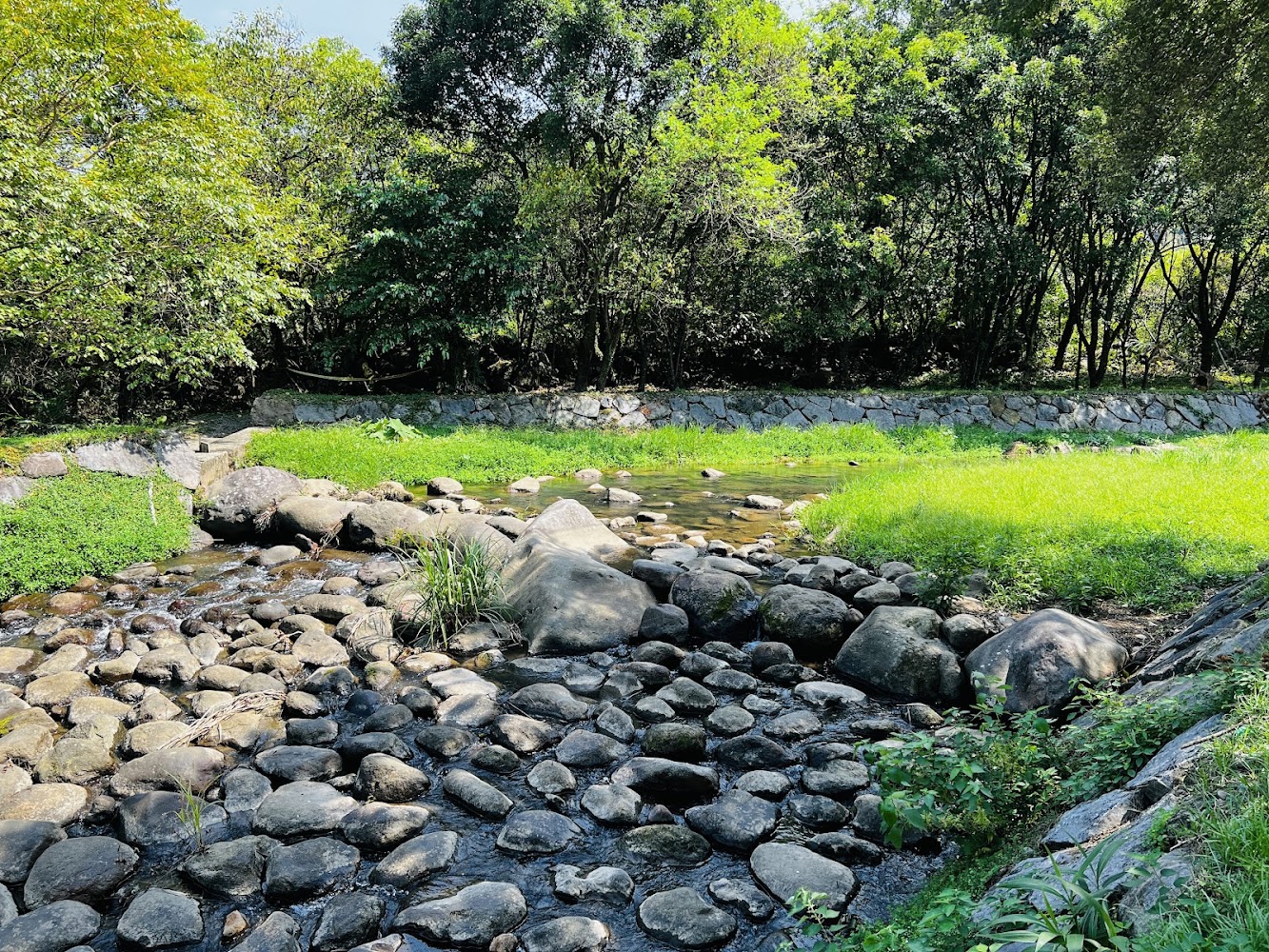 磺溪頭清水園區鵝卵石溪岸自然景觀