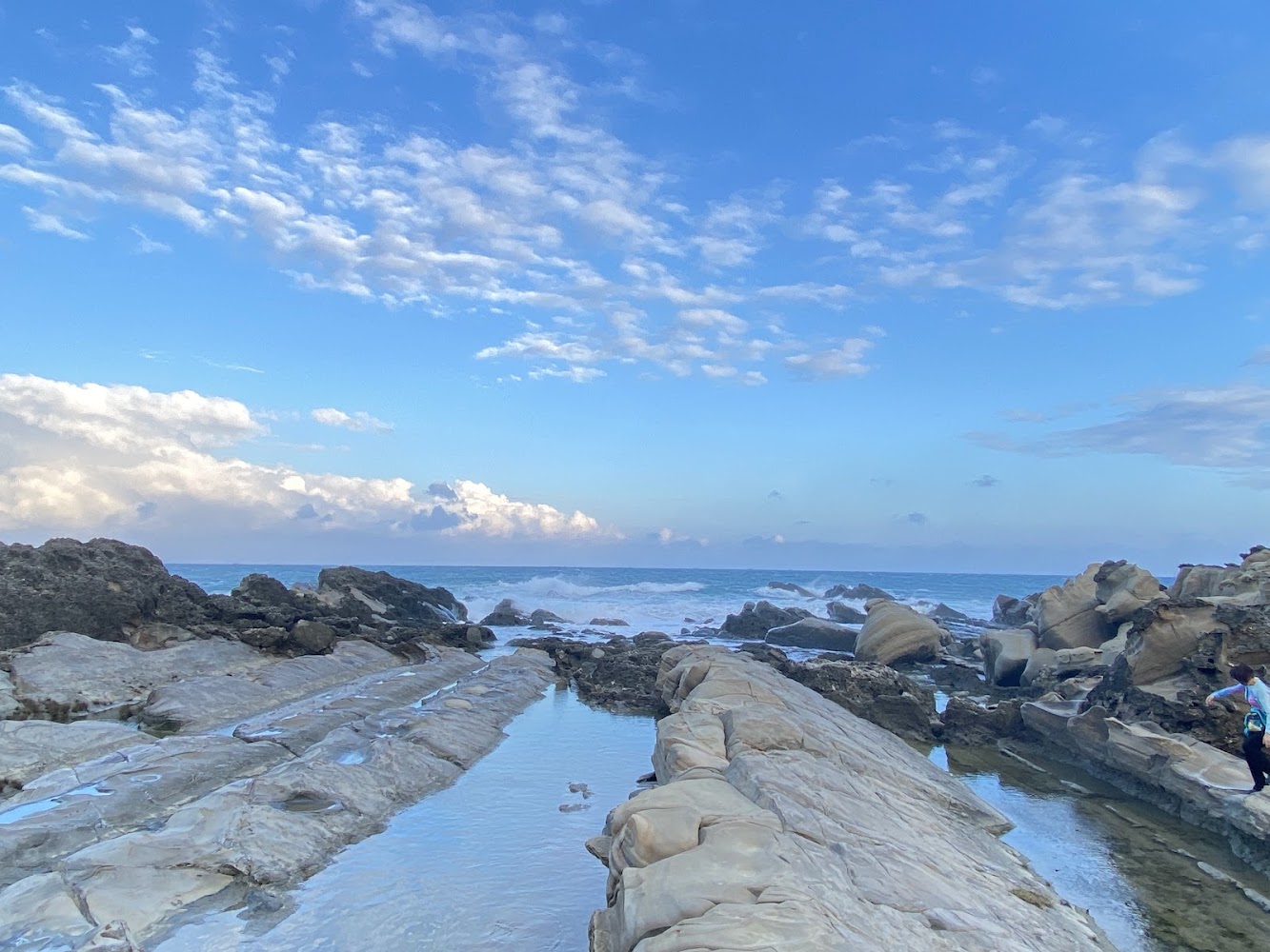 海岸岩石區潮池與藍天海洋