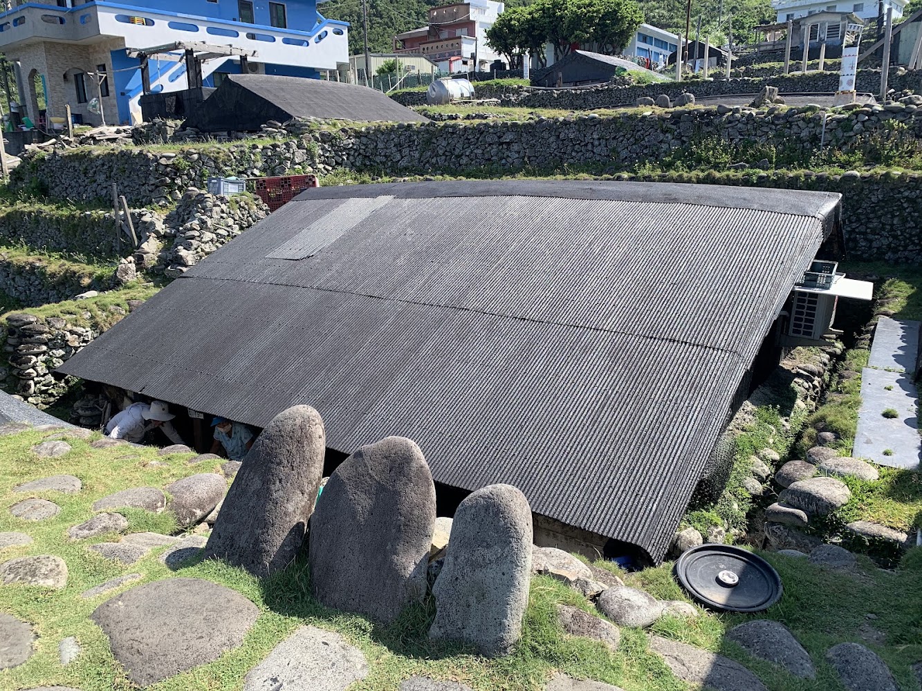雙喜地下屋外觀與石牆空間