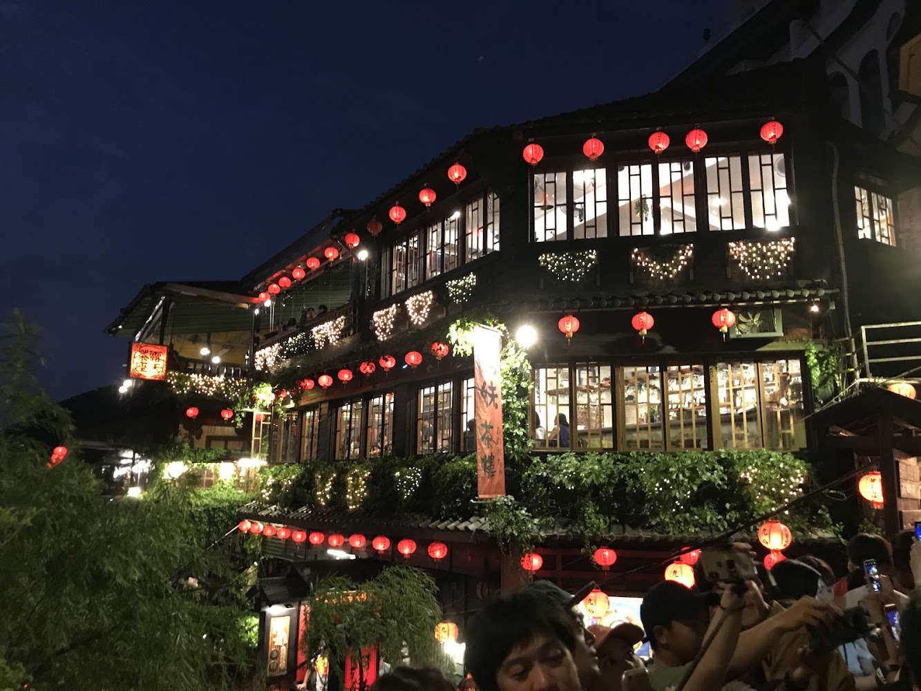 夜色中掛滿紅燈籠的九份建築