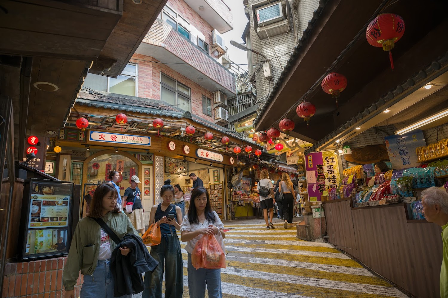 九份老街熱鬧街道與紅燈籠店家