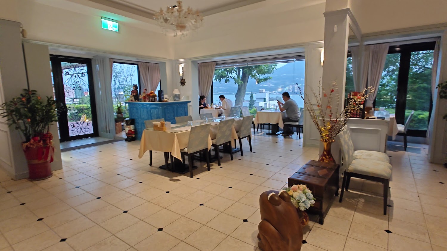 明亮典雅的餐廳內部與落地窗座位