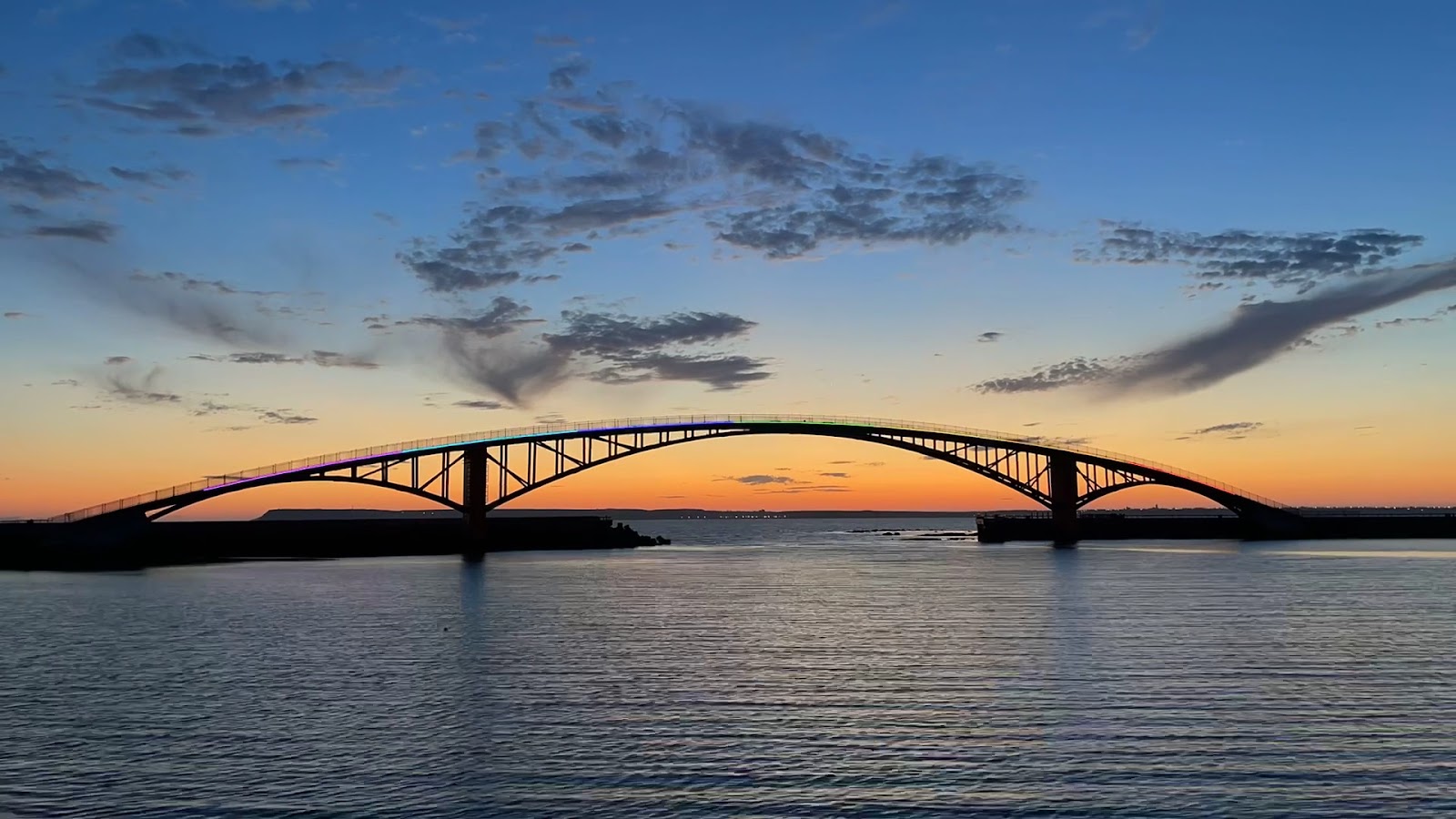 西瀛虹橋黃昏LED燈橙藍天空剪影澎湖景點