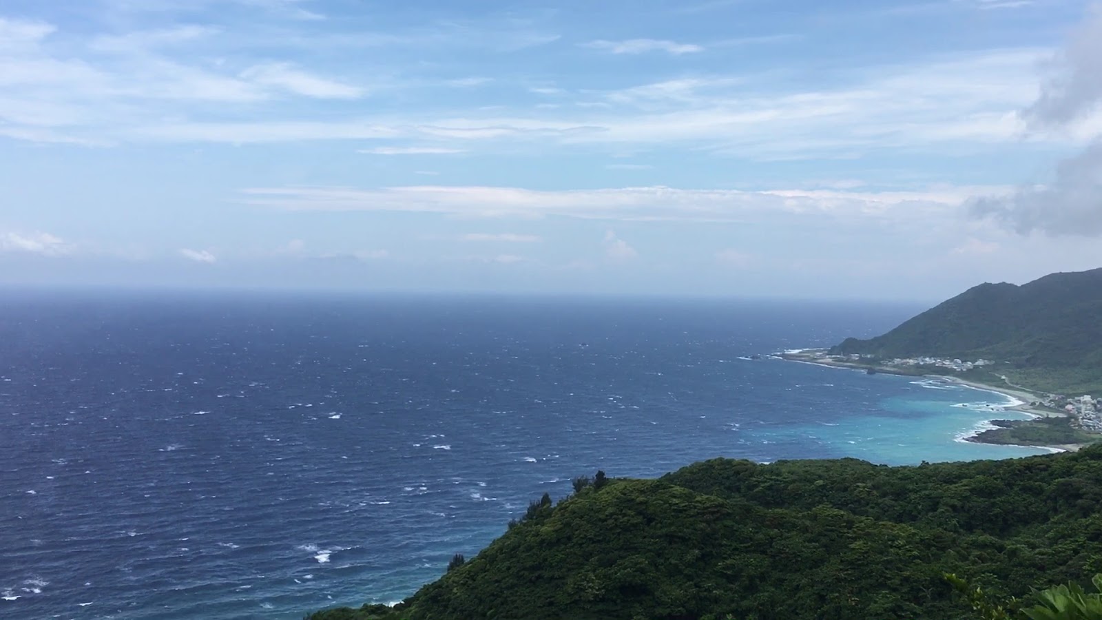 蘭嶼大天池山頂俯瞰島嶼弧形海岸太平洋藍色海灣聚落從高處遠眺