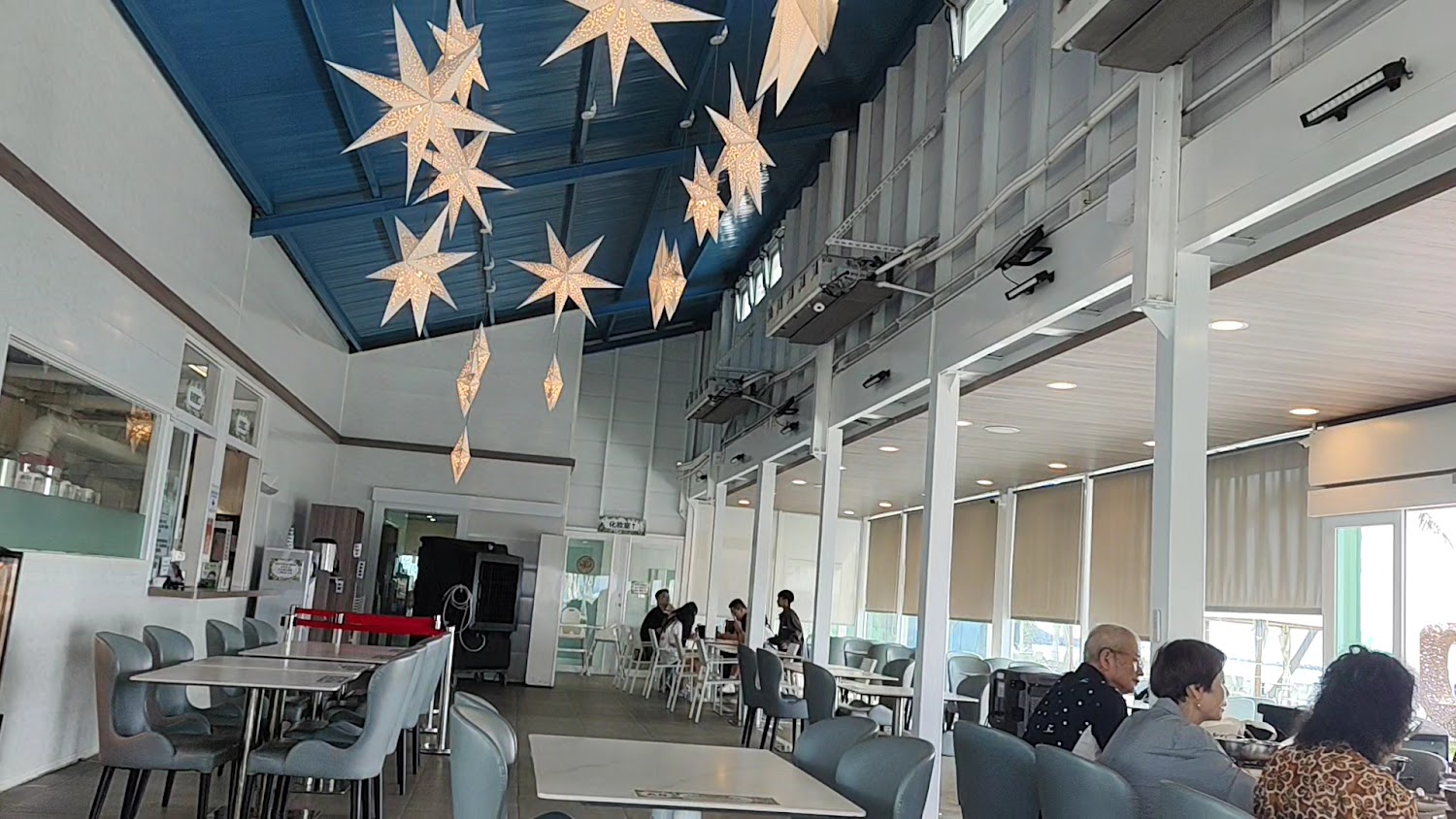 愛琴海岸海景渡假農場室內用餐空間，懸掛星星燈飾，環境寬敞明亮。