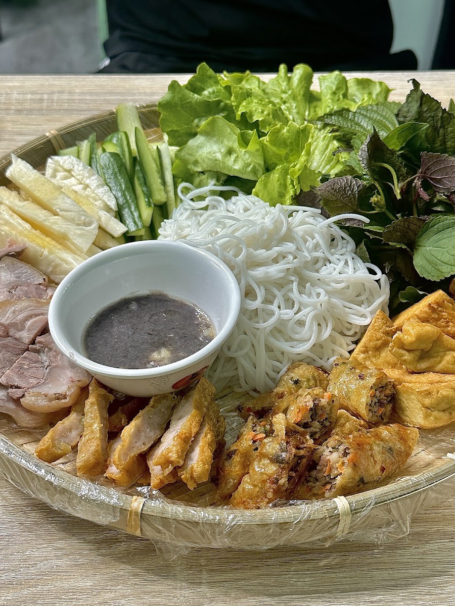 HO越南美食 烤豬肉米線拼盤 竹編圓盤 鮮蔬香草 烤肉 炸春捲 越式涼拌 高雄楠梓美食