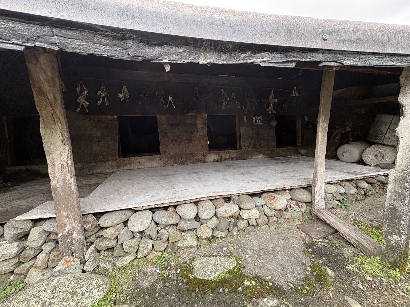 地下屋內部曬物與生活空間