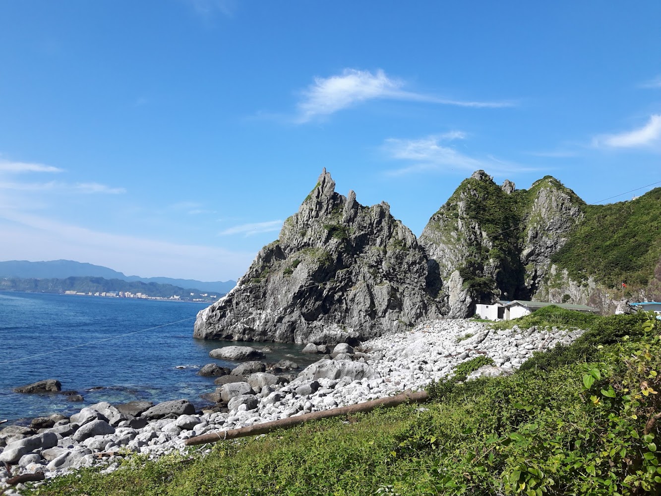 基隆嶼海岸岩石與白色礫石灘