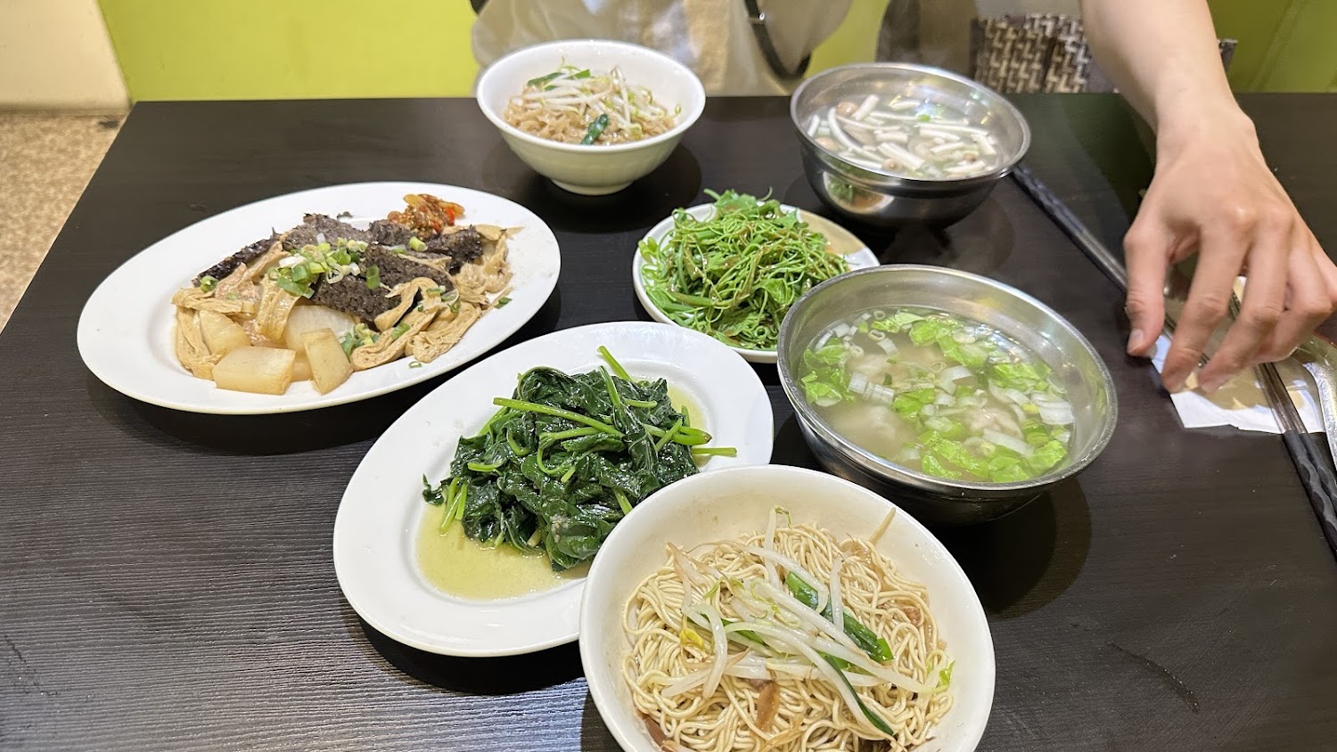 喬治麵鋪多樣麵食與小菜整桌上桌
