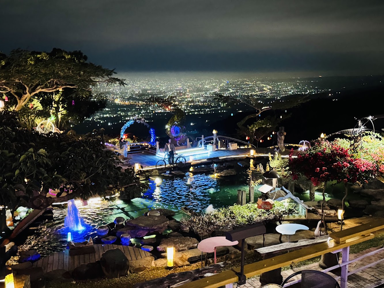 夜景觀景台與燈光水池拱橋造景