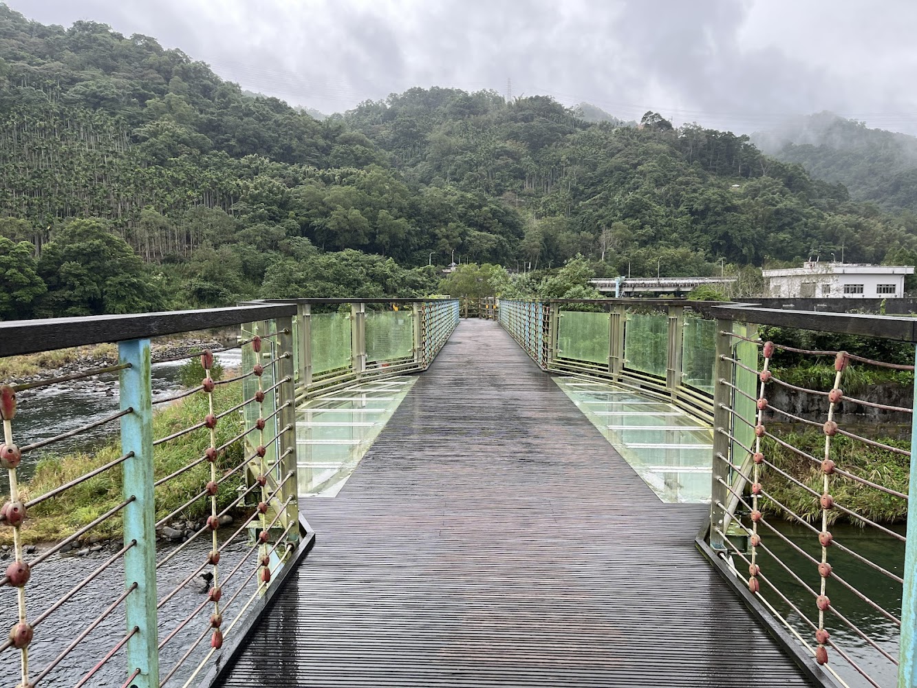 橫跨河流的玻璃橋