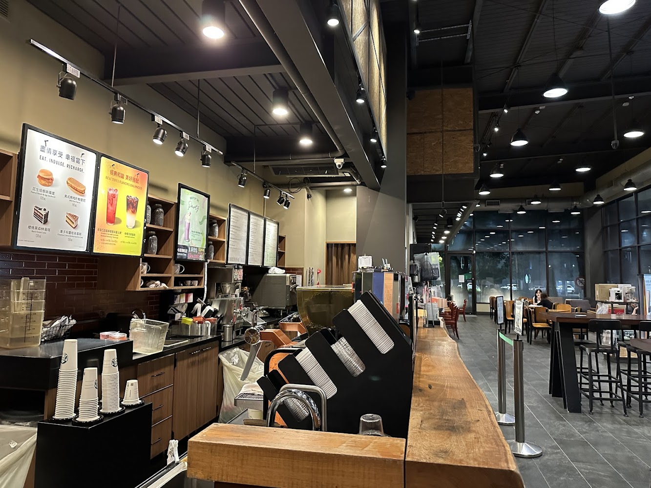 星巴克文心大慶門市內部空間與櫃台