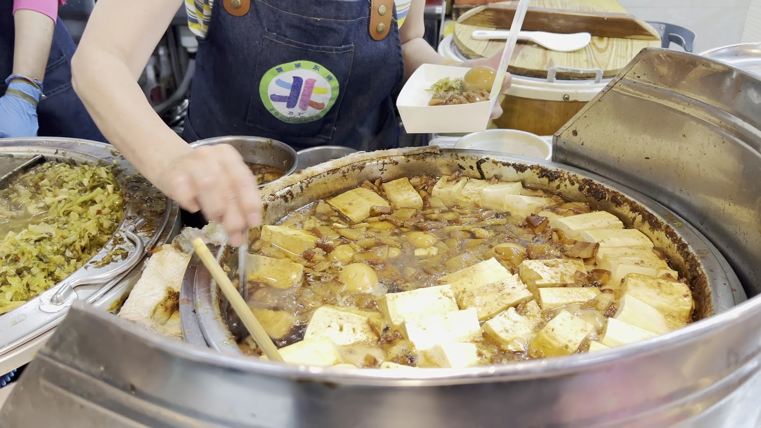 台灣經典滷味有豆腐滷蛋與酸菜