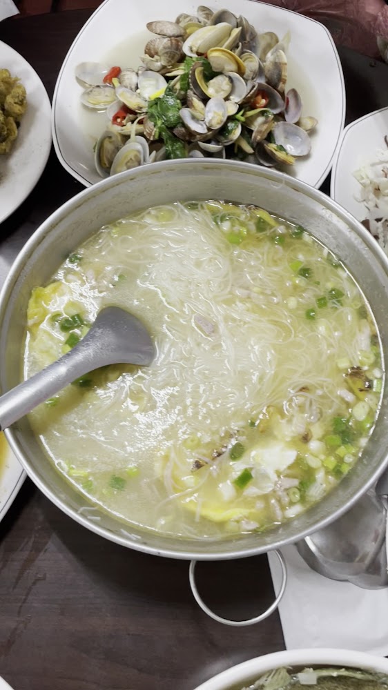 一桌海鮮料理與湯麵