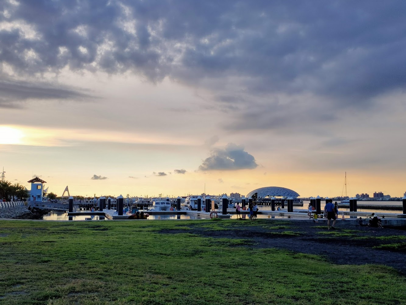 港口草地與遊艇夕景