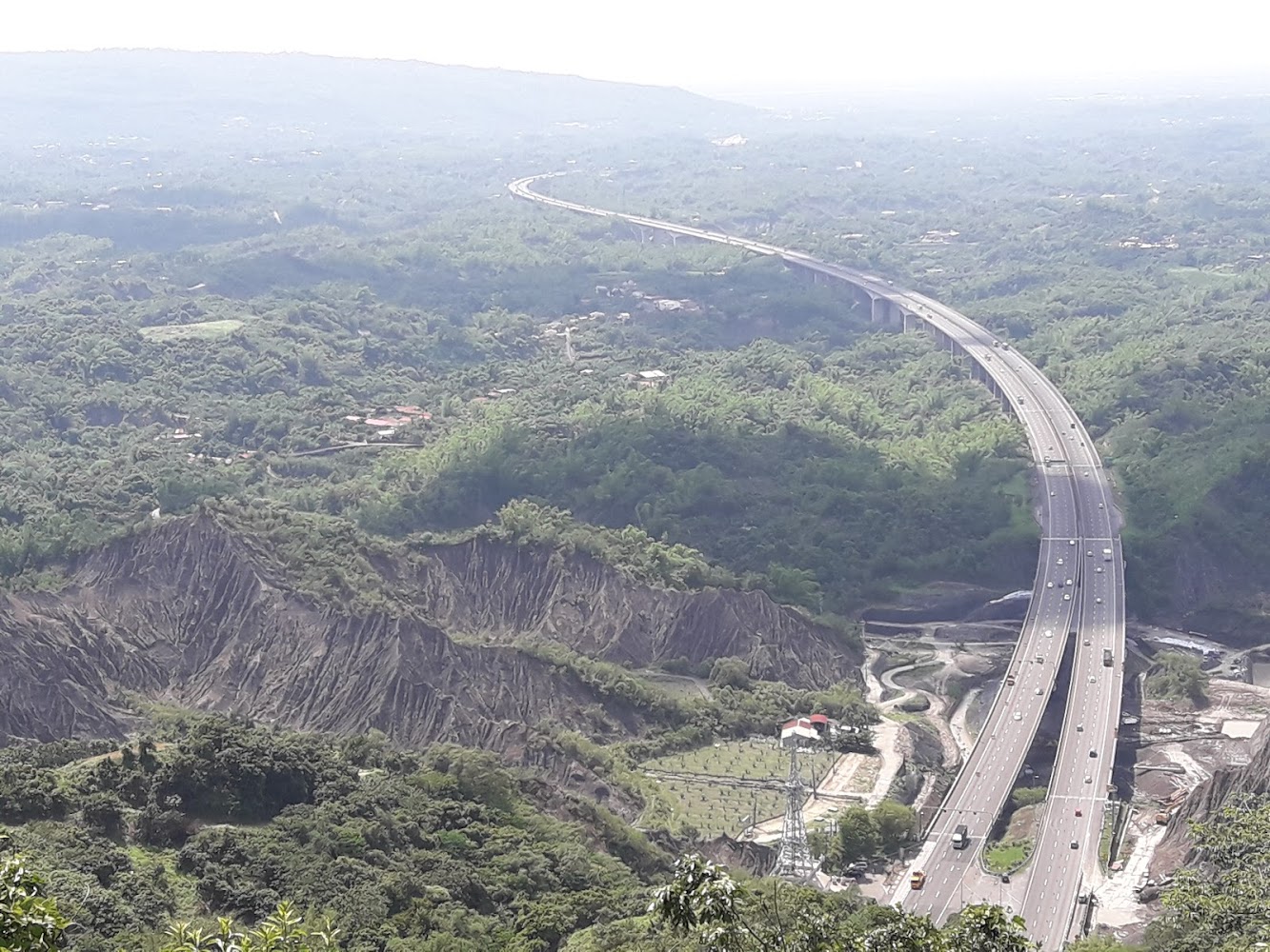 燕巢月世界山谷中的高速公路景觀