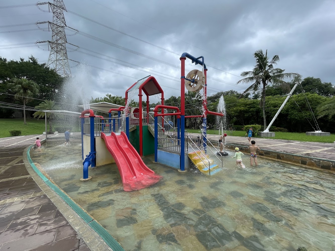 烏山頭水庫親水公園兒童戲水區彩色滑水道與噴水設施