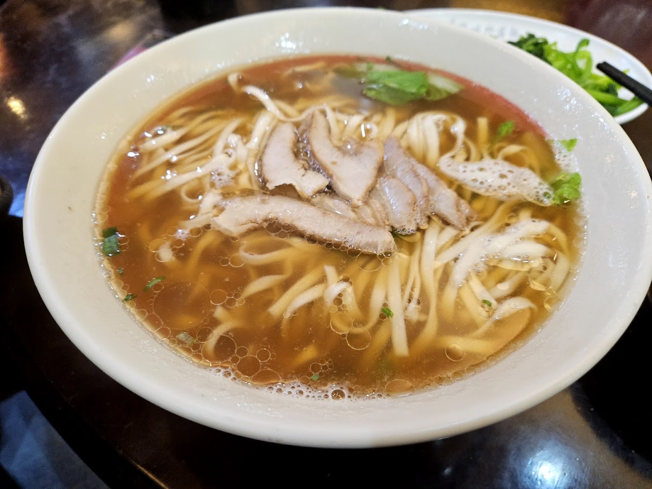 熱騰騰牛肉湯麵，白色拉麵與牛肉片搭配清湯