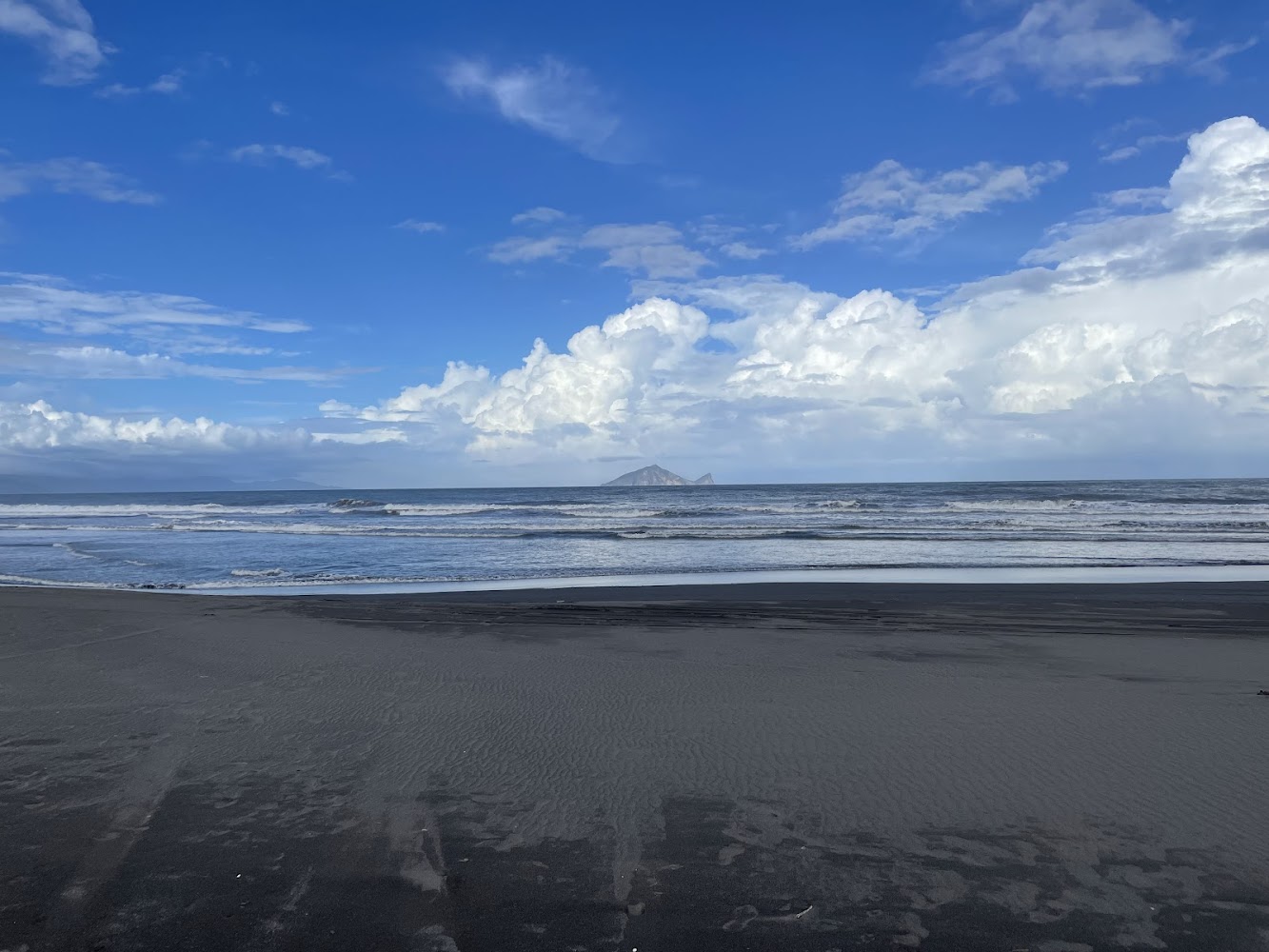 黑色沙灘與龜山島遠景