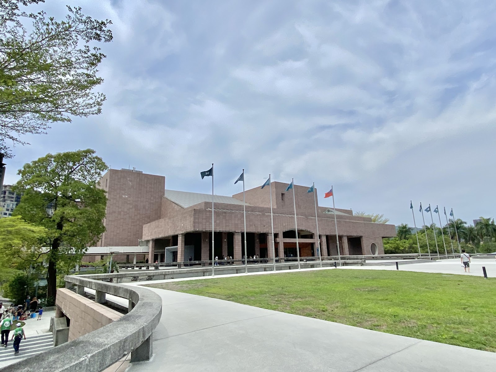 高雄市立美術館建築外觀，磚紅色立面旗桿廣場