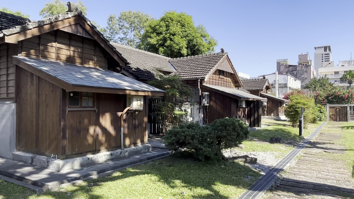 花蓮文化創意產業園區草地與日式建築