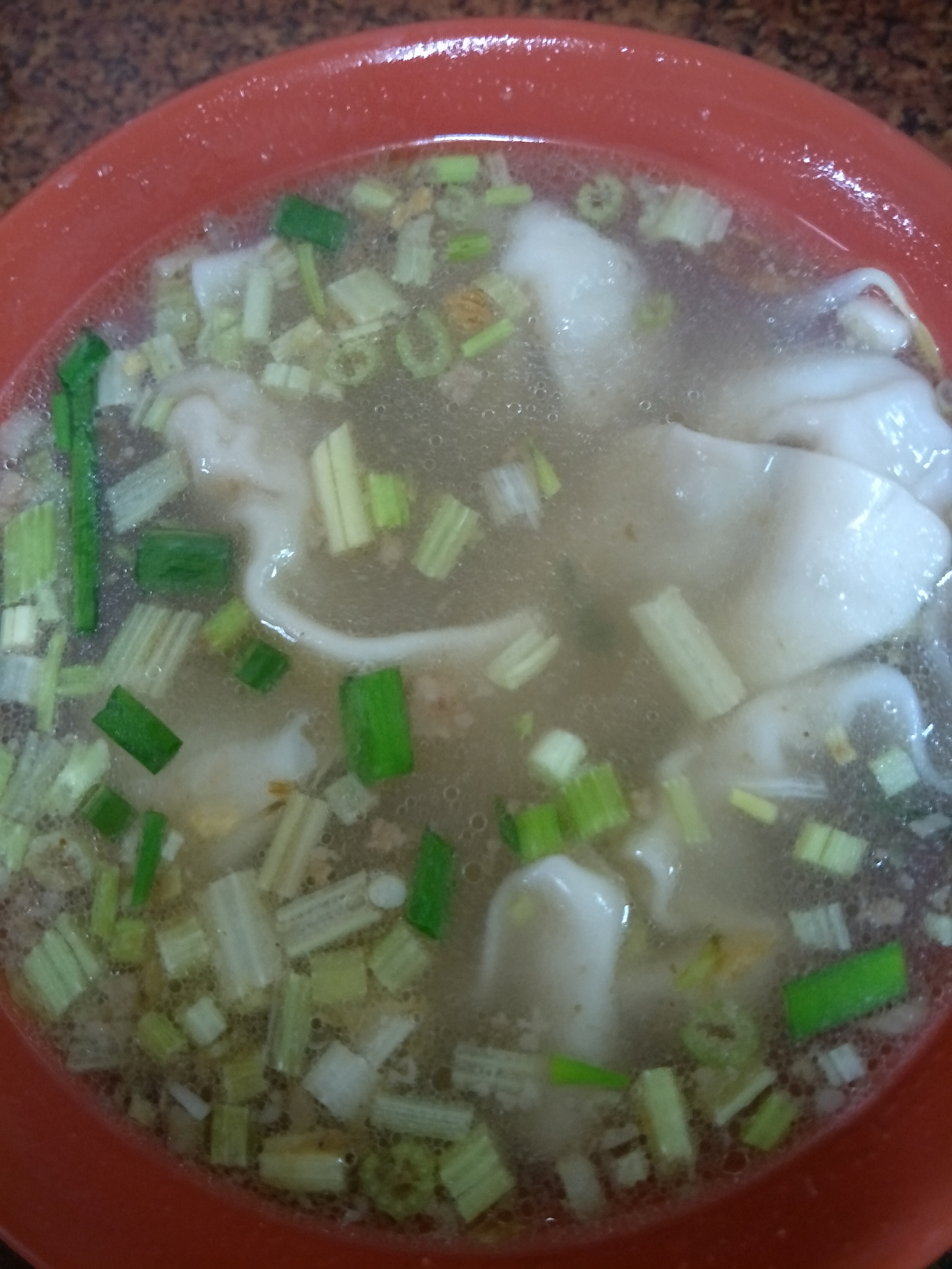 粉紅碗盛裝的餛飩湯