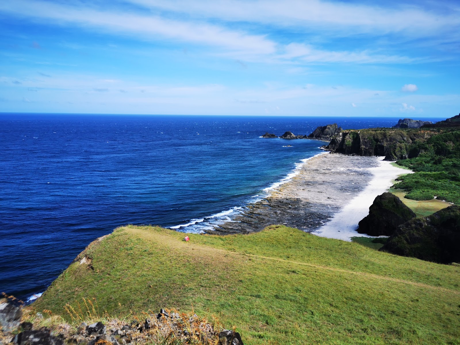 綠島小長城附近新月形白沙灘俯瞰海景