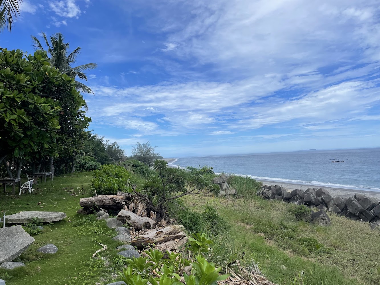沿海沙灘與防波塊風景