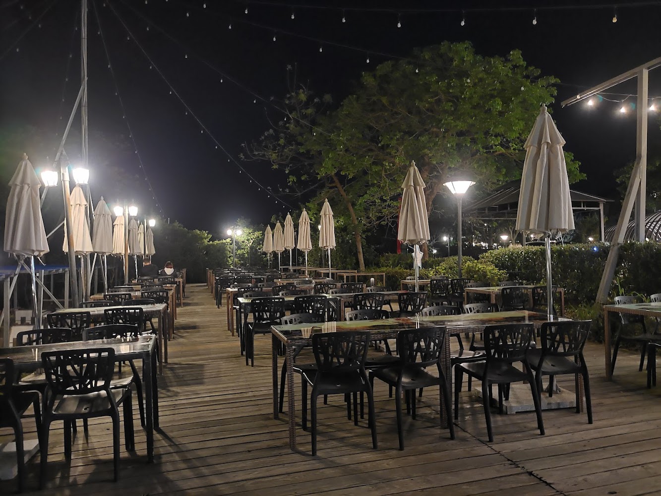 古山星辰輕食餐廳夜間戶外座位與燈景