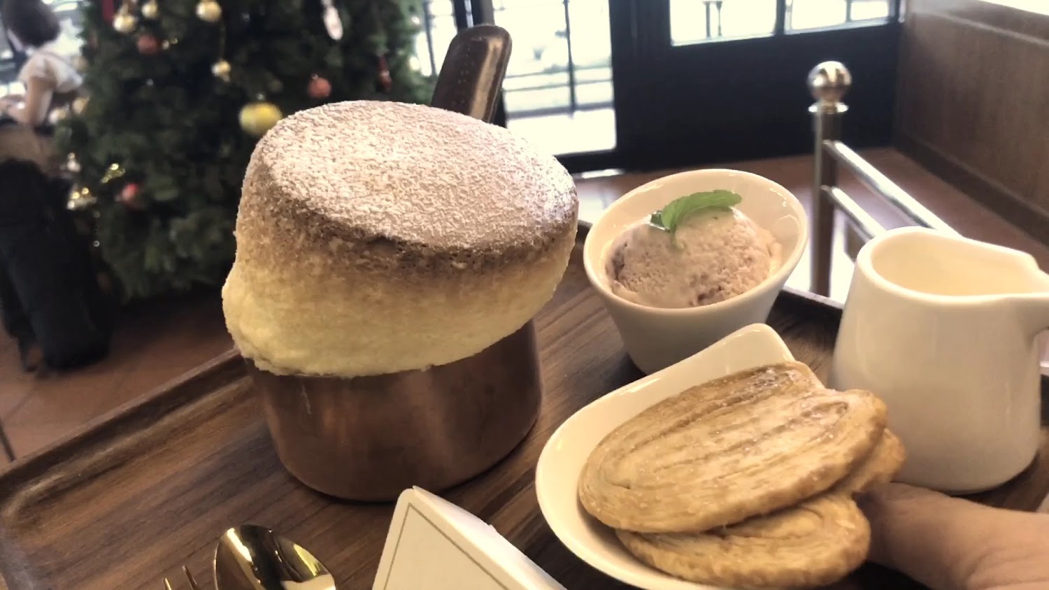 卡啡那美術館舒芙蕾搭配冰淇淋、奶油餅乾與醬料，甜點精緻可口