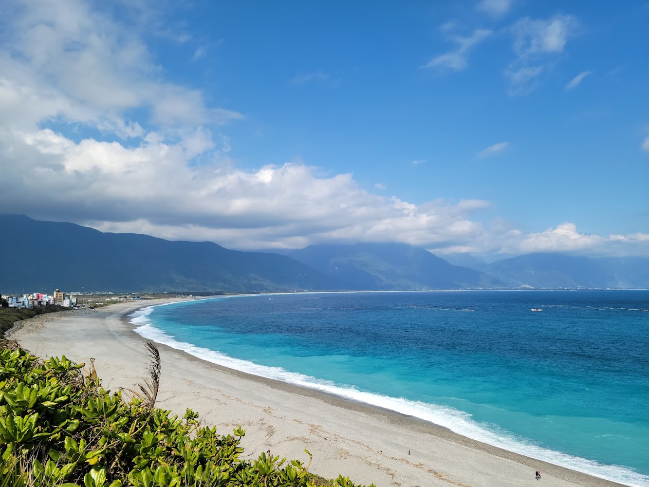 四八高地俯瞰海灘與漸層藍海景