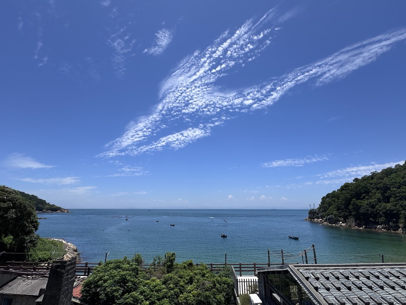 藍色海灣與山丘船隻的南竿港景