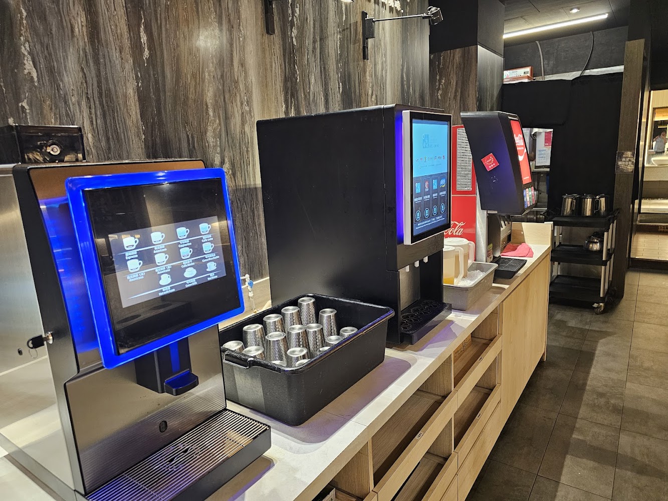餐廳內飲料自助區有咖啡機飲料機與可樂機