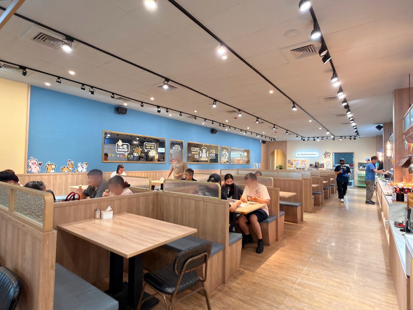 牛室炙燒牛排高雄自由店內用環境與座位區