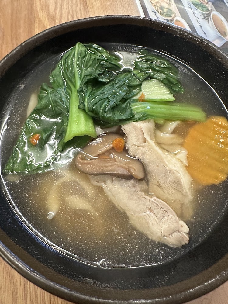 巷子味清燉雞湯麵搭配蔬菜與麵條