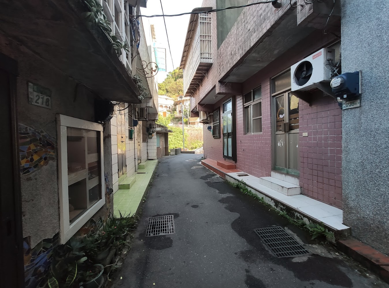 九份狹窄安靜巷弄與住宅外牆