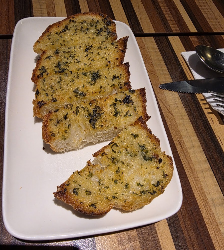 金黃酥脆的大蒜麵包，上面撒有香草與蒜末