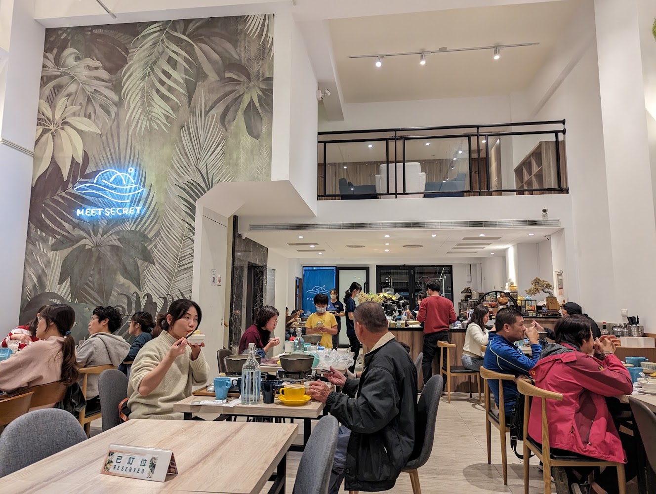 遇見蔬食館店內多人用餐畫面