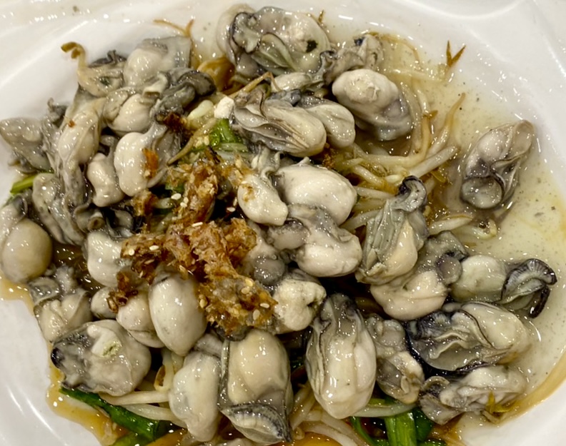 蚵仔料理搭配蔥花與豆芽