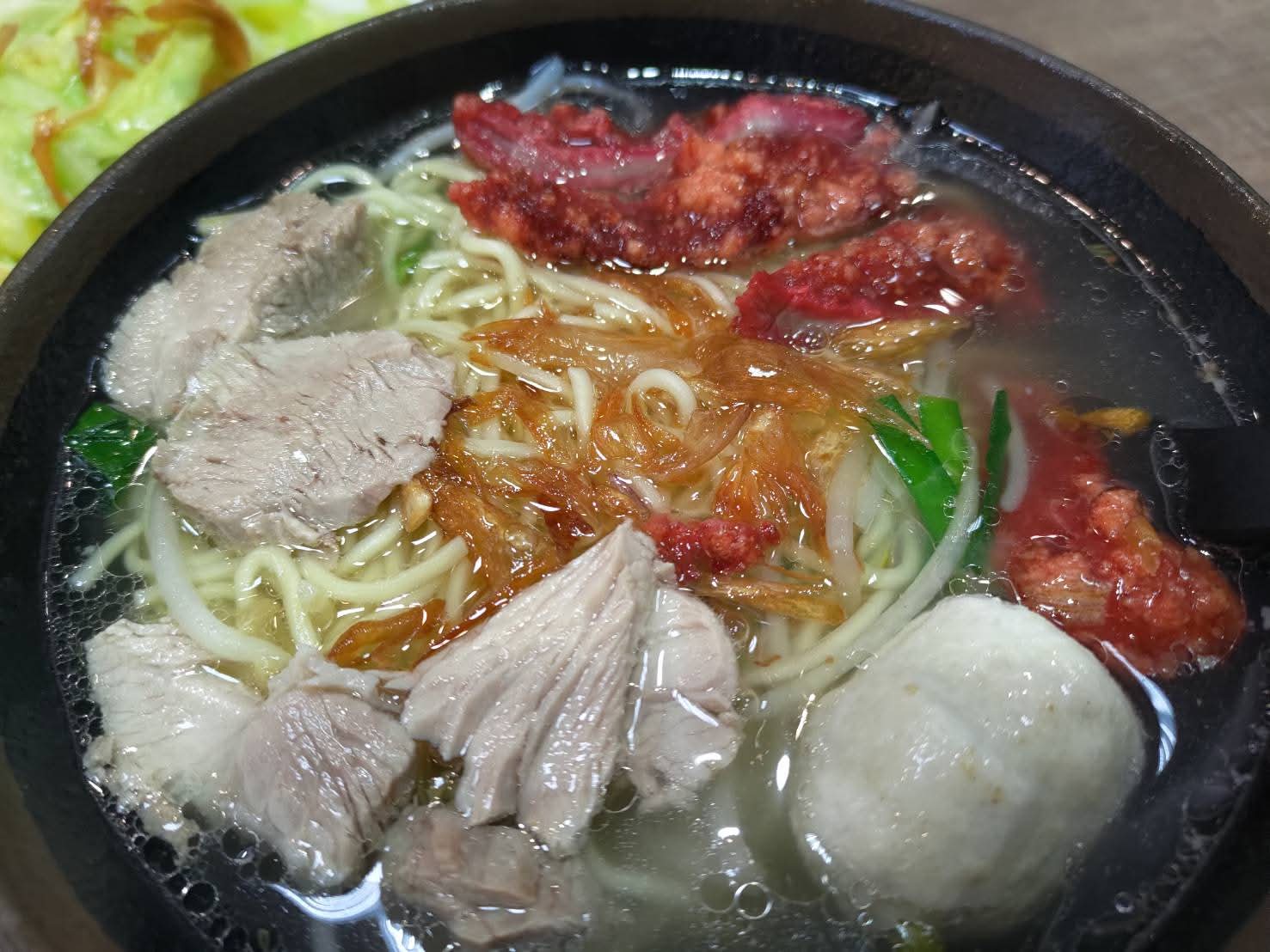 中山五十六豐富湯麵，有牛肉片、紅燒肉、貢丸與蔥花