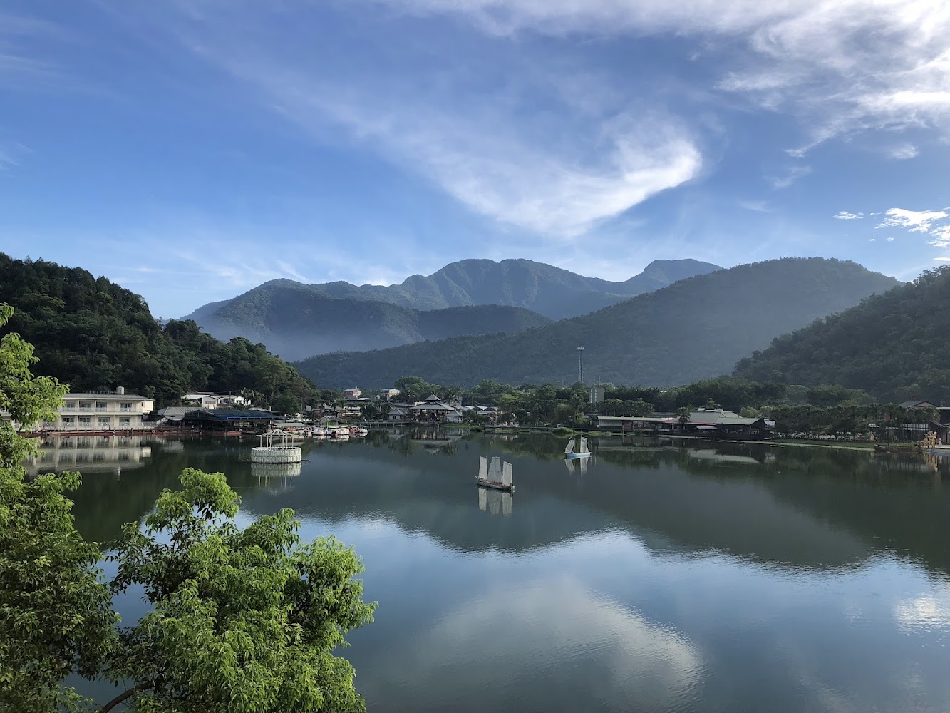 鯉魚潭湖景與倒影