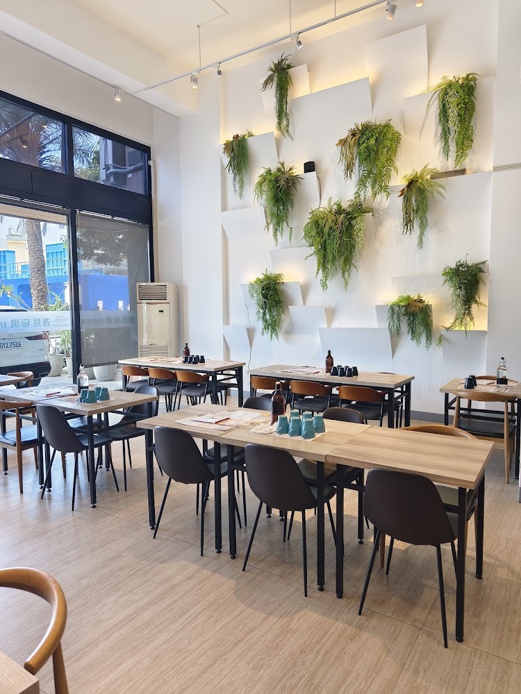 遇見蔬食館室內座位與植栽牆面